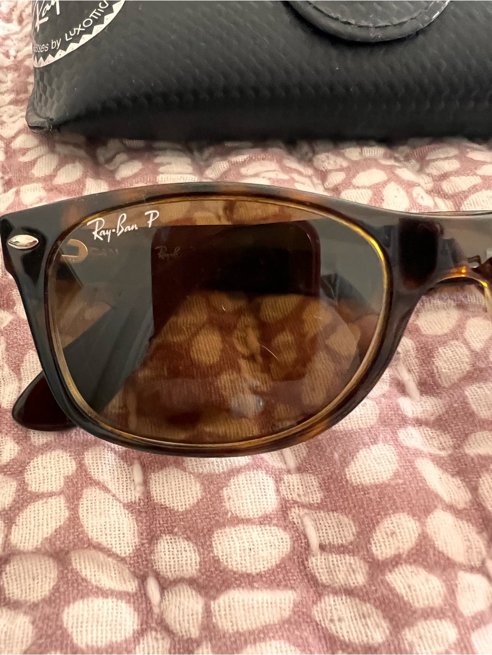 Woman’s Ray-Ban Wayfarer Polarized Sunglasses - Tortoiseshell Brown - Picture 3 of 5